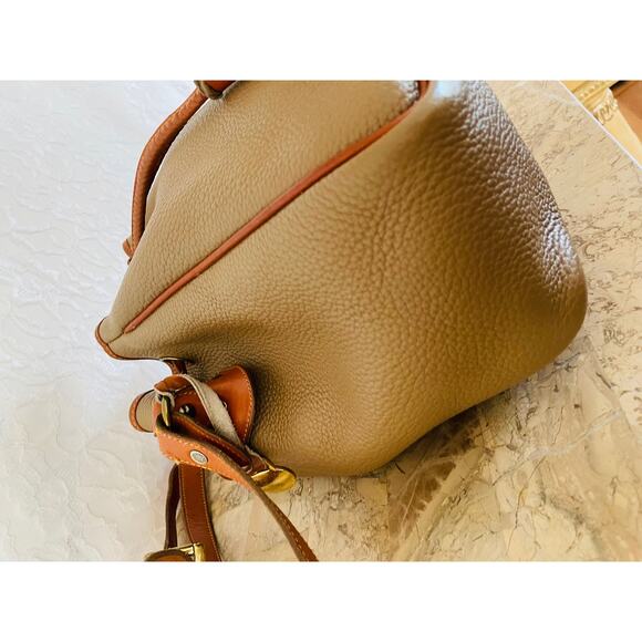 Rare Vtg Dooney and Bourke taupe AWL leather pebble bucket, duffle shoulder bag - Picture 7 of 9